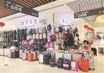 开学季遇上旅游热，南昌箱包市场销售火爆，日用百货同步升温